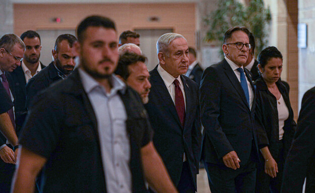 ראש הממשלה נתניהו בדרך ללשכתו בכנסת (צילום: Saeed Qaq/Anadolu Agency via Getty Images)