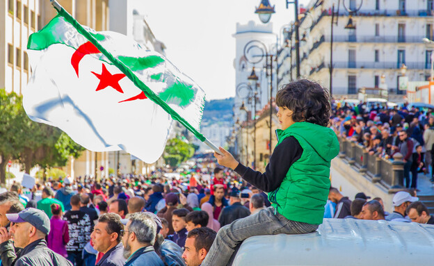 אלג'יריה הפגנה פוליטית (צילום: Saddek Hamlaoui, shutterstock)