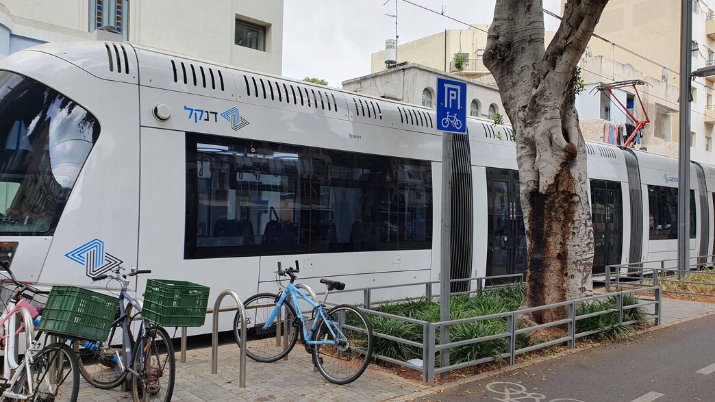 הרכבת הקלה בנסיעת מבחן בשדרות ירושלים בתל אביב (צילום: Vered Barequet, shutterstock)
