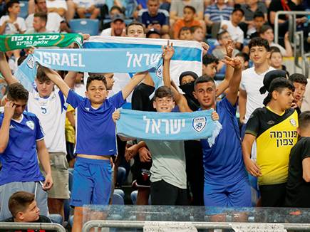 קהל צעיר הגיע למושבה (אלן שיבר)