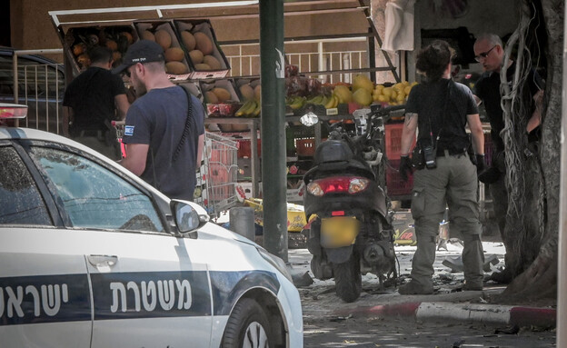 משטרת ישראל בזירה פיצוץ אופנוע ברמת גן (צילום: אבשלום ששוני, פלאש 90)