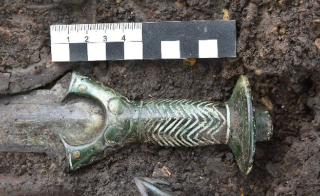 חרב שנוצרה לפני 3000 שנה נמצאה בגרמניה (צילום: CNN)