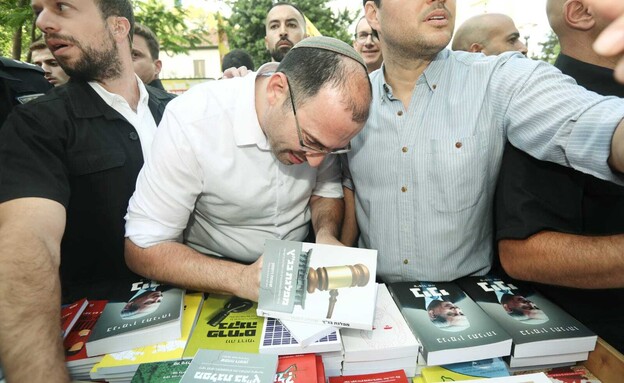 רוטמן בשבוע הספר בשרונה, לצד המחאות נגדו (צילום: גדעון מרקוביץ'/TPS)