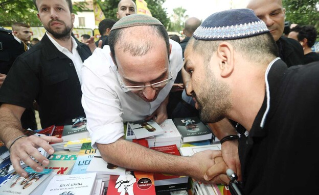 רוטמן בשבוע הספר בשרונה, לצד המחאות נגדו (צילום: גדעון מרקוביץ'/TPS)