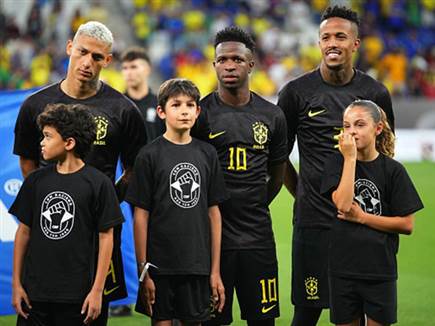 חברו חווה גזענות בכניסה ליציע. ויניסיוס (Getty)