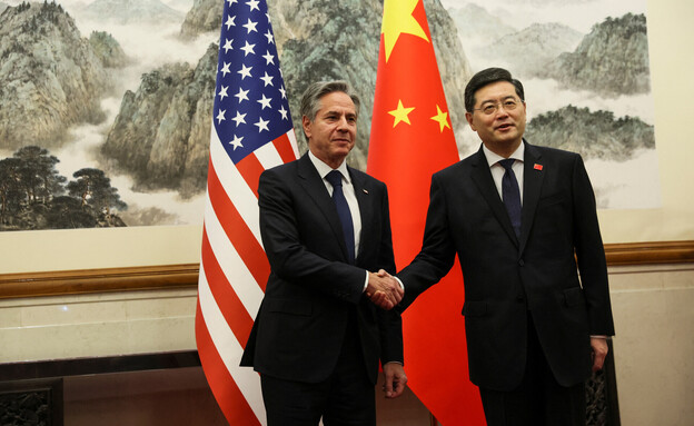 שר החוץ האמריקני אנתוני בלינקן עם השר המודח צ'ין (צילום: רויטרס)
