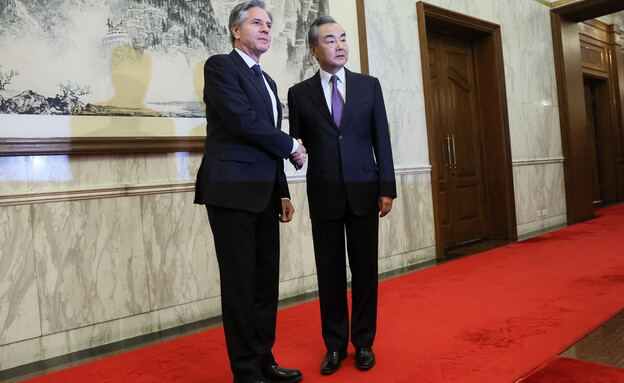 שר החוץ האמריקני בלינקן והדיפלומט הסיני וואנג יי (צילום: רויטרס)