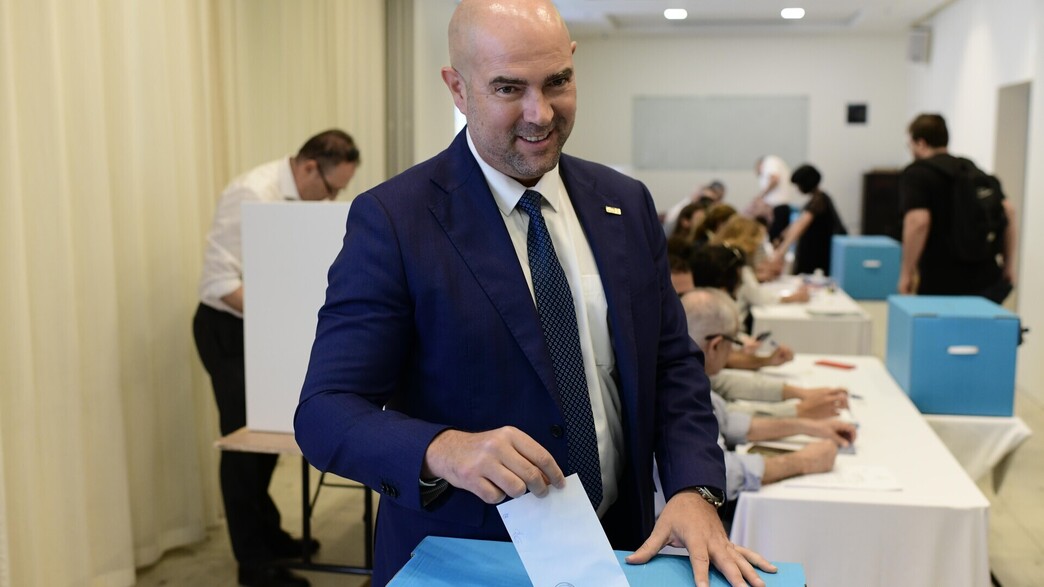 אמיר אוחנה מצביע בבחירות ללשכת עורכי הדין אמיר אוחנה מצביע בבחירות ללשכת עורכי הדין