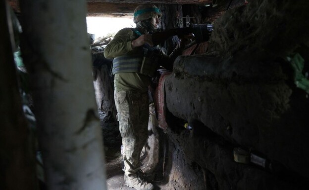 חיילים אוקראינים בתעלות לחימה (צילום:  ANATOLII STEPANOV/AFP)