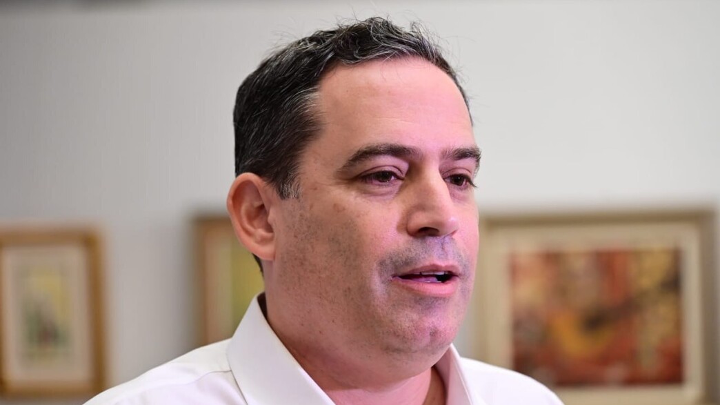 עמית בכר מצביע בבחירות ללשכת עורכי הדין