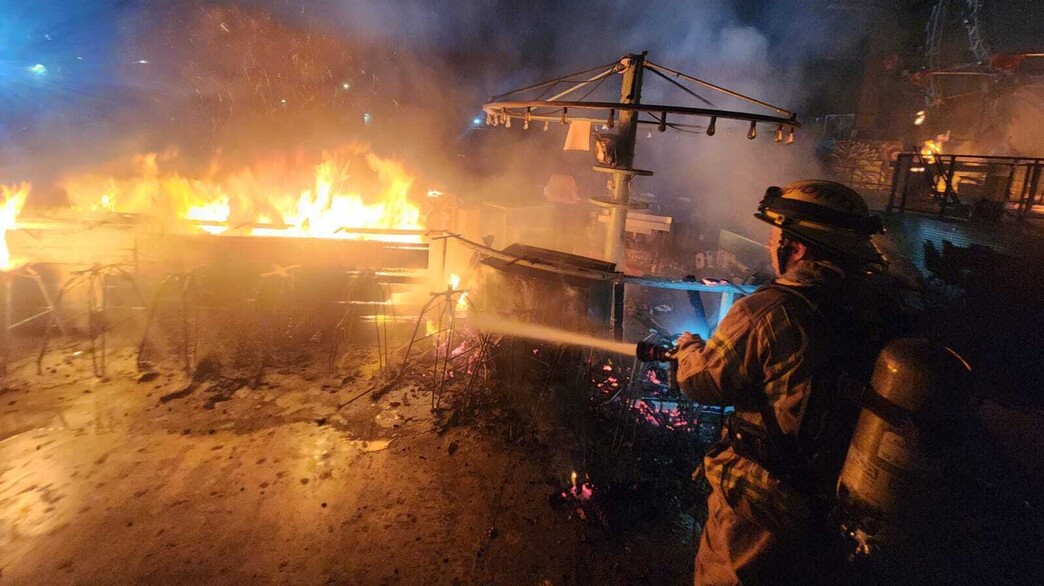 מועדון הדזרט עולה באש (צילום: דוברות כבאות והצלה)