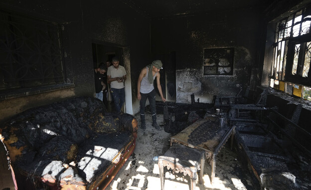 כנקמה על הפיגוע: מתנחלים הציתו בתים ורכבים פלסטיני (צילום: AP)