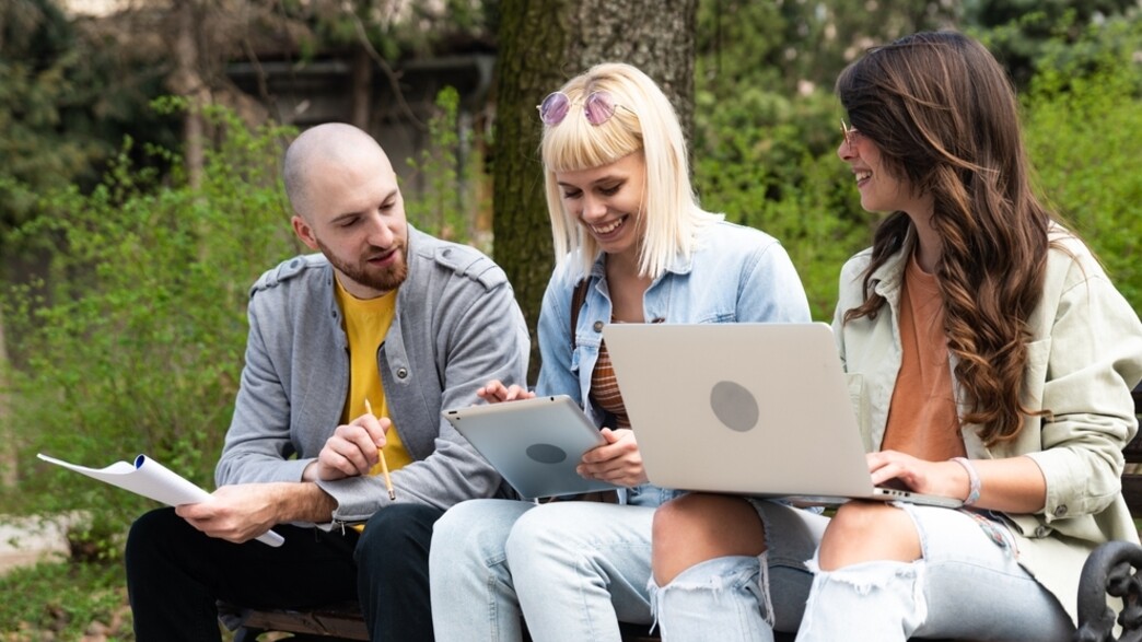 סטודנטים לומדים יחד סטודנטים לומדים יחד