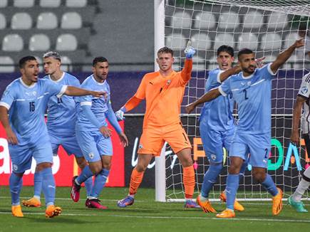 אבל מולם עמד איש אחד (צילום: אסי קיפר, ההתאחדות לכדורגל)