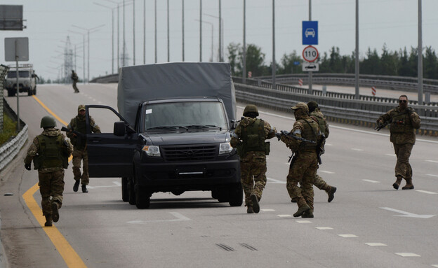 רכב של קבוצת וגנר חולף על פני העיר הרוסית וורונז' (צילום: רויטרס)