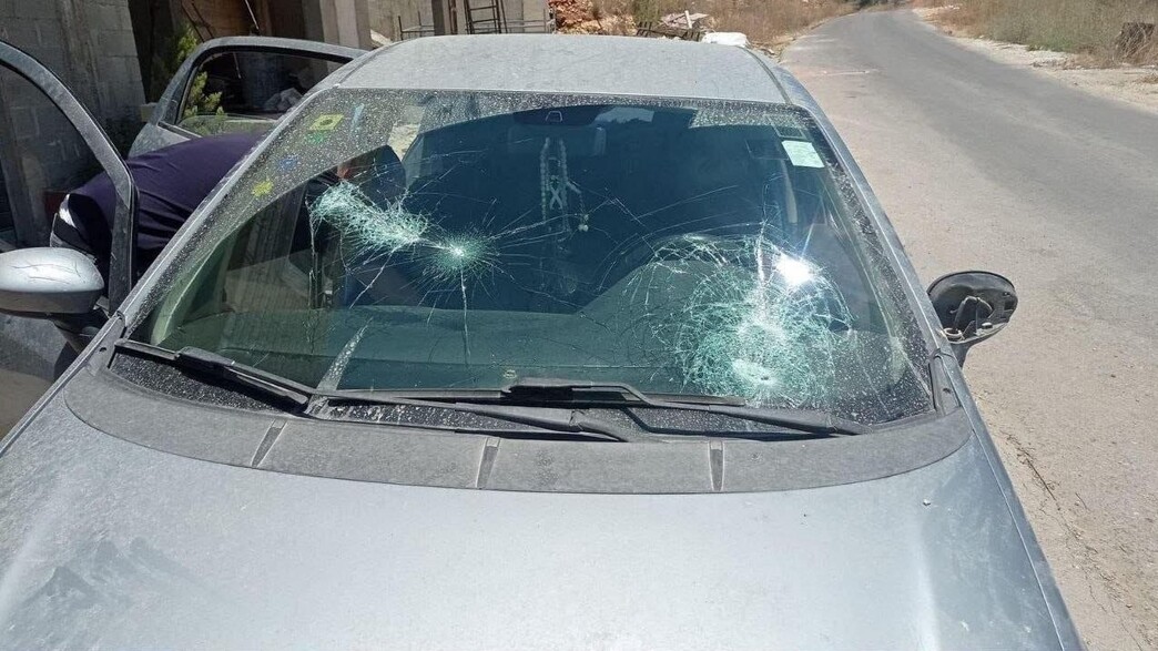 מתנחלים הציתו רכבים ובתים בכפר אום צפא