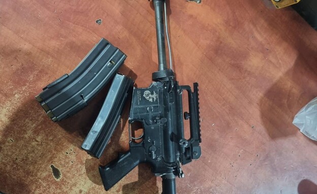 הנשק בו ביצע המחבל את הירי בפיגוע במחסום קלנדיה (צילום: דוברות המשטרה)