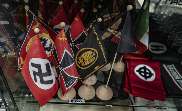 דגלים נאציים בחנות מזכרות (צילום: Francesca Volpi / Stringer, getty images)