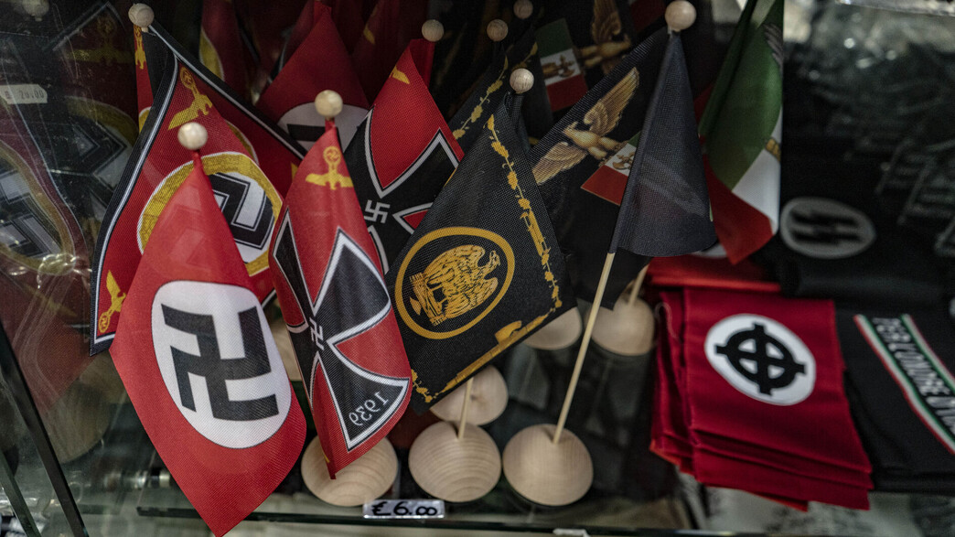 דגלים נאציים בחנות מזכרות