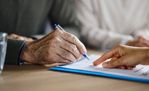 חברת ביטוח, אילוסטרציה (צילום: FRANCK FIFE, getty images)