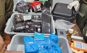 עובדי או"ם ניסו להבריח קוקאין נוזלי במסווה של בושם (צילום: דוברות המשטרה)