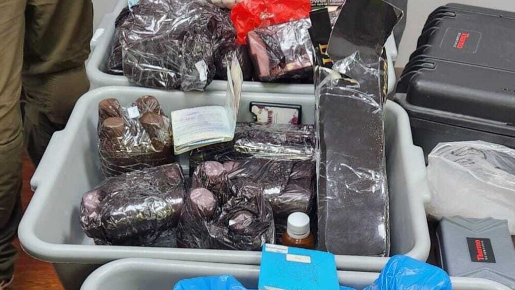 עובדי או"ם ניסו להבריח קוקאין נוזלי במסווה של בושם (צילום: דוברות המשטרה)