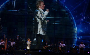 רוד סטיוארט  ירד מהבמה בסערה בזמן הופעה באנגליה (צילום: Gladys Vega/Getty Images)