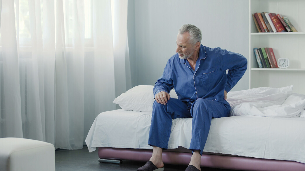 אדם מבוגר מתעורר