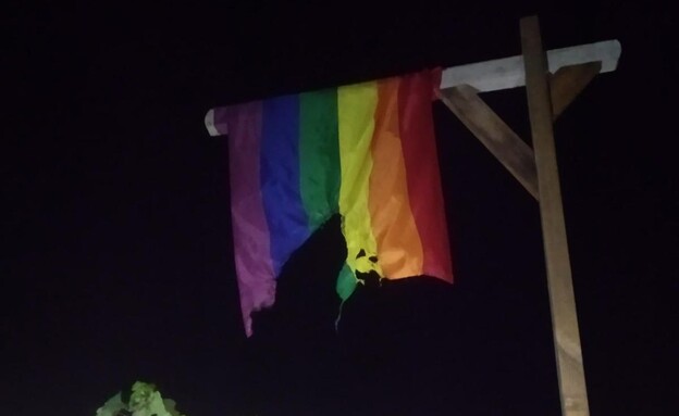 דגלי גאווה הוצתו בפרדס חנה כרכור (צילום: האגודה למען הלהט