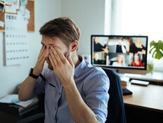 איש עייף במשרד 