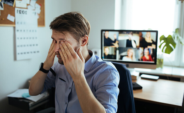 איש עייף במשרד  (צילום: Girts Ragelis, shutterstock)