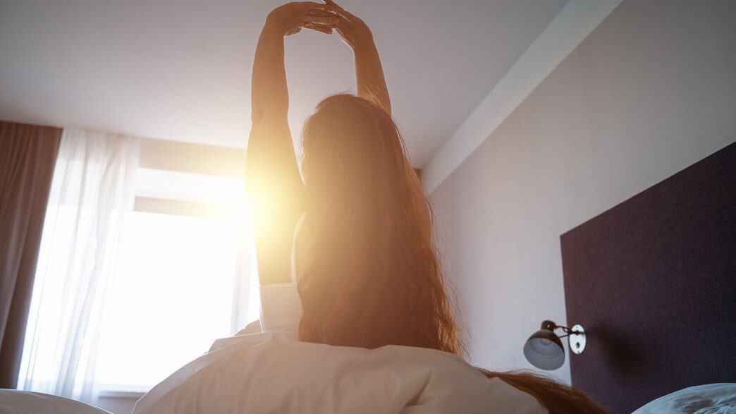 אישה מתעוררת בבוקר 