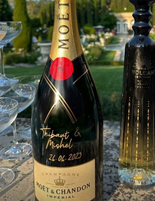 מיתוג אישי על השמפניות בחתונה של מישל וטיבו (צילום: מתוך עמוד האינסטגרם של Real Madrid Family)