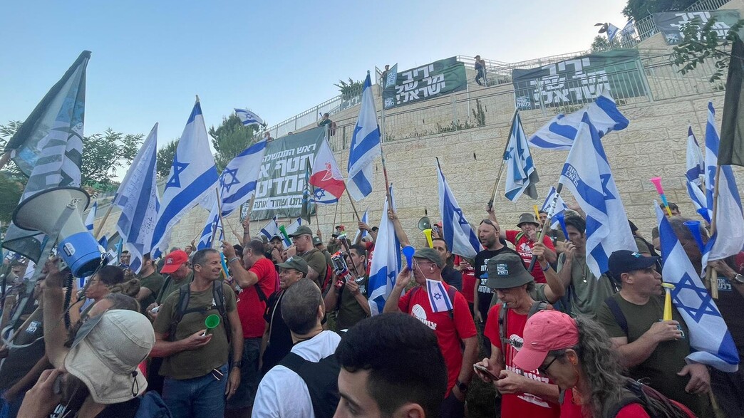 מפגינים מוחים מול הבית של שר המשפטים יריב לוין מפגינים מוחים מול הבית של שר המשפטים יריב לוין