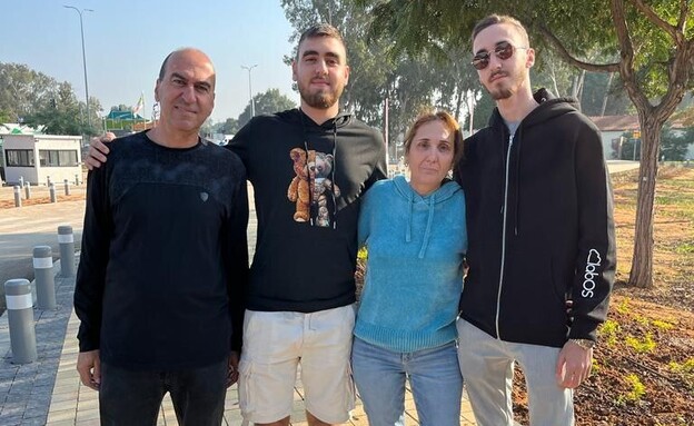 עם הוריו רחל ורזיאל ואחיו שי הבכור ביום הגיוס של א (צילום: באדיבות המשפחה)