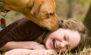 ילדה עם כלב (צילום: shutterstock_Cheryl_Casey)