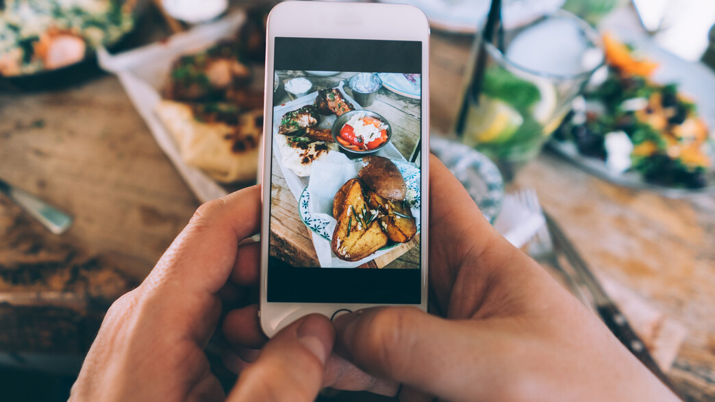 אדם מצלם את מנת האוכל שלו בסמארטפון אדם מצלם את מנת האוכל שלו בסמארטפון