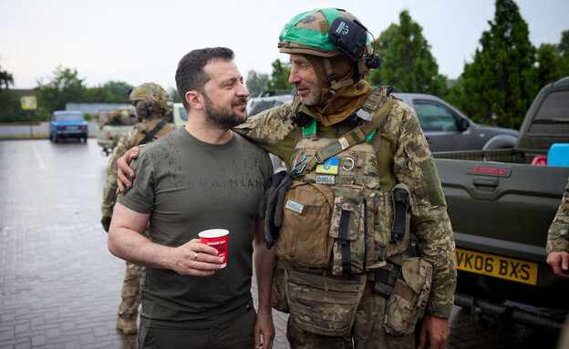 נשיא אוקראינה ולודומיר זלנסקי בביקור בחזית (צילום: רויטרס)