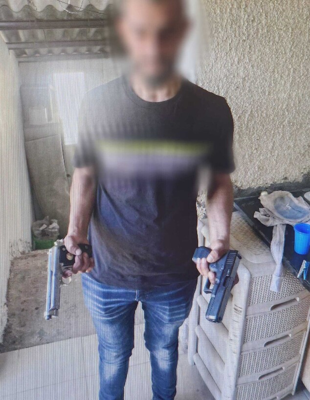 חשודים מחזיקים אקדח  (צילום: דוברות משטרת ישראל)