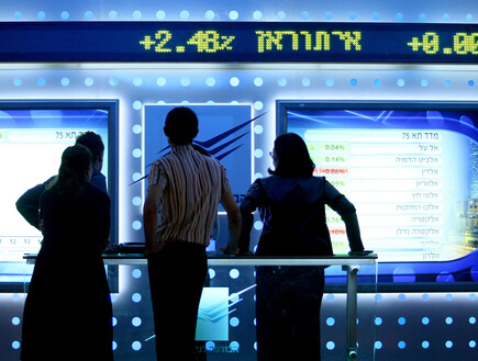 אנשים צופים במצב המניות בבורסת תל אביב (צילום: משה שי , פלאש 90)