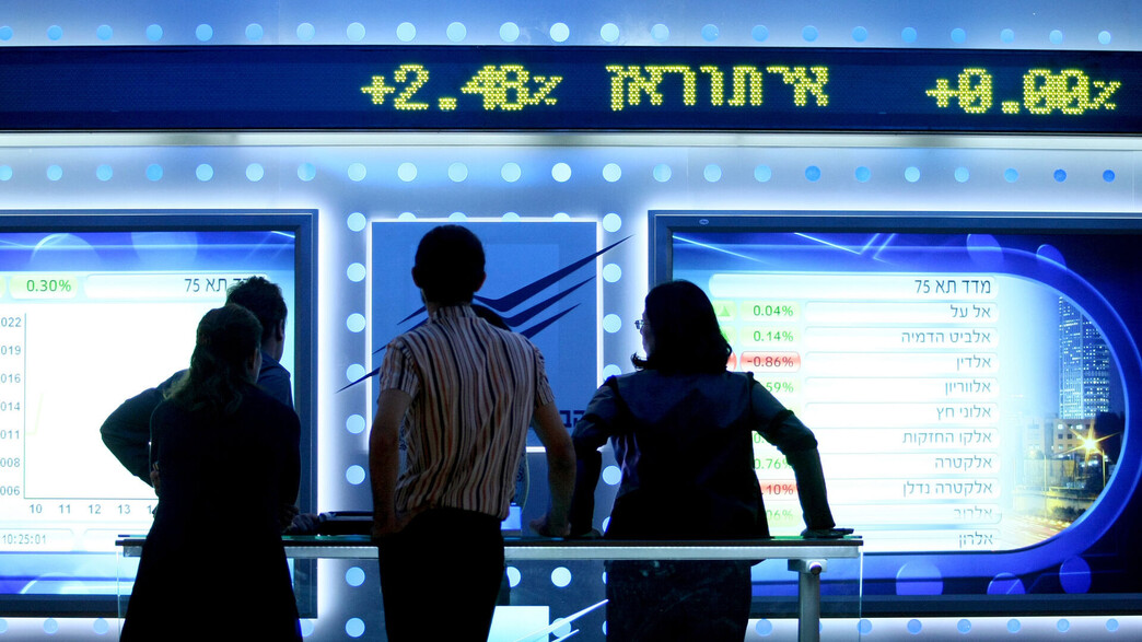 אנשים צופים במצב המניות בבורסת תל אביב אנשים צופים במצב המניות בבורסת תל אביב