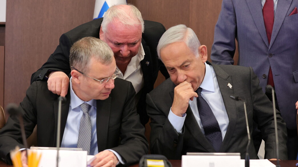 בנימין נתניהו, דודי אמסלם, יריב לוין בישיבת הממשלה