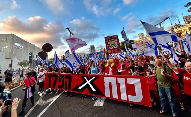 צעדת המחאה מכיכר הבימה  (צילום: אלון קורנגרין)