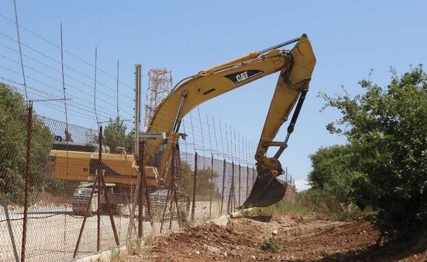 מחפר צה"ל בסמוך לגבול לבנון (צילום: דובר צה"ל)