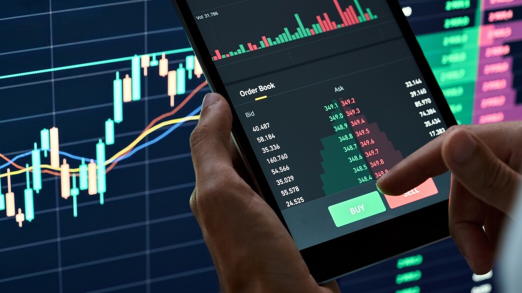 ברוקר קונה ומוכר מניות (אילוסטרציה) ברוקר קונה ומוכר מניות (אילוסטרציה)