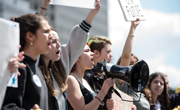 מחאת נשים (צילום: Hayk_Shalunts, shutterstock)