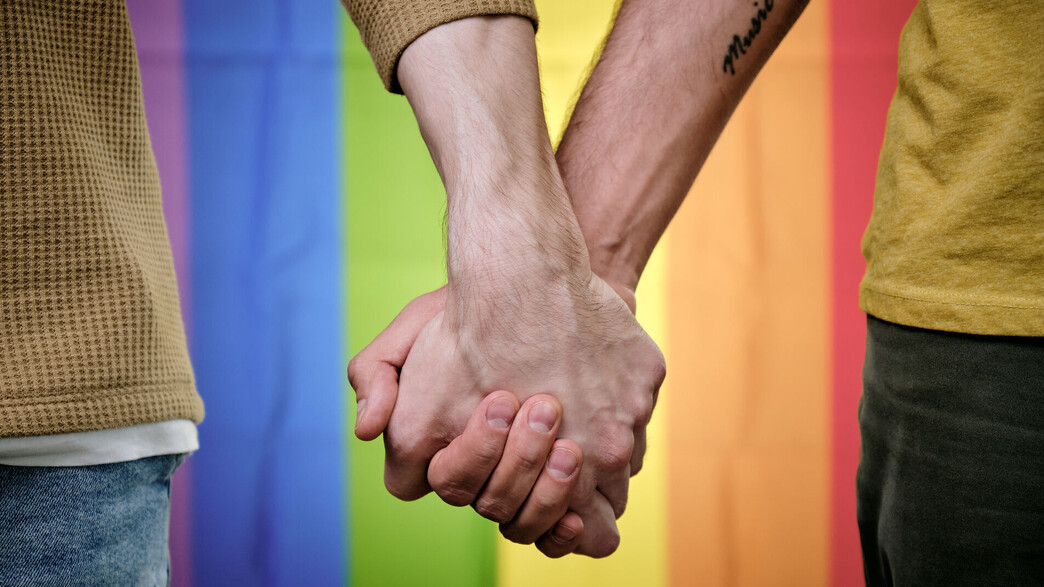 זוג הומואים מחזיקים ידיים זוג הומואים מחזיקים ידיים