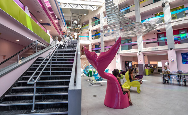 אברהם הוסטל-מגזין - 5 אברהם הוסטל-מגזין - 5