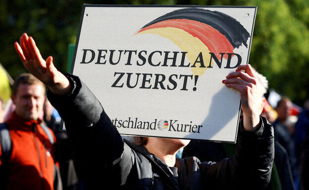 תומך של מפלגת AFD בגרמניה מצדיע במועל יד (צילום: רויטרס)