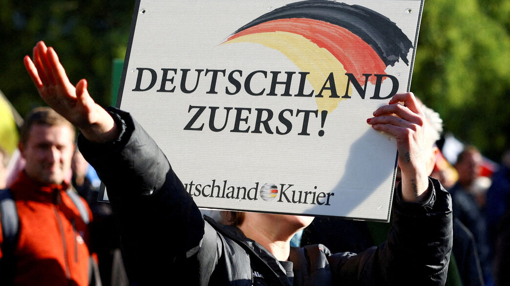 תומך של מפלגת AFD בגרמניה מצדיע במועל יד